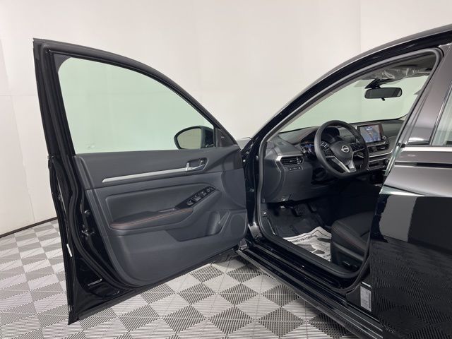 2025 Super Black Clearcoat Nissan Altima 2.5 SR FWD Sedan