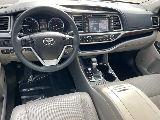 2016 Toyota Highlander Limited 14