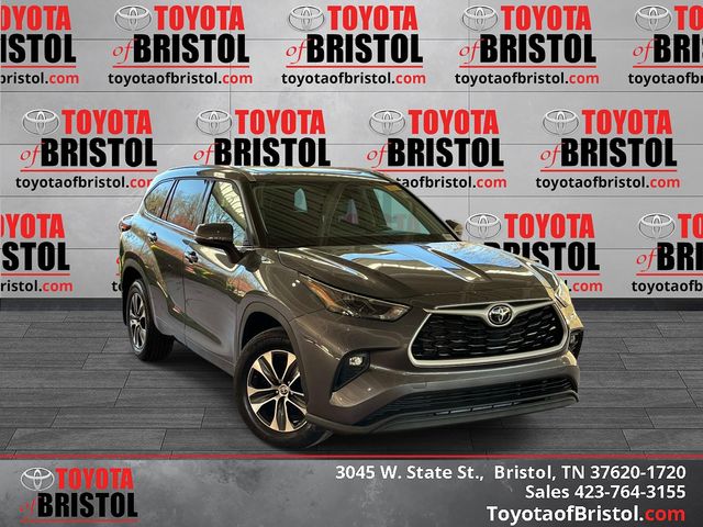 Magnetic Gray Metallic 2022 Toyota Highlander XLE AWD SUV / Crossover All-Wheel Drive 8-Speed Automatic