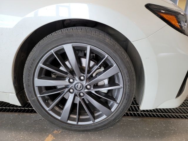 2019 Pearl White Tricoat Nissan Maxima Platinum FWD Sedan