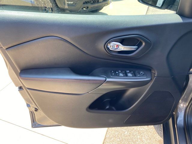 2020 Jeep Cherokee Trailhawk - Crystal Metallic exterior view 10