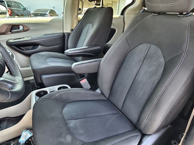Used 2023 White Chrysler LX image 19