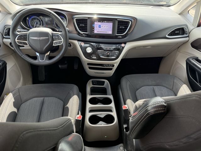 2023 Chrysler Voyager LX - 11