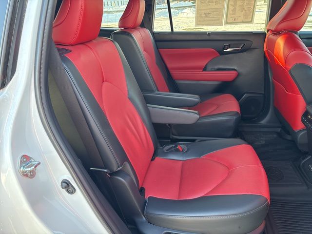 used 2022 Toyota Highlander car, priced at $31,899