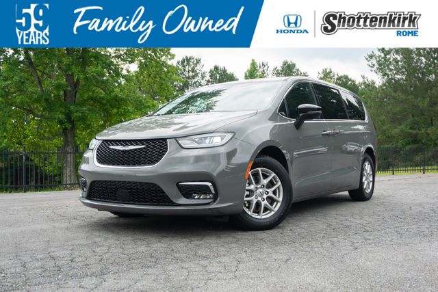 2025 Chrysler Pacifica Select's photo