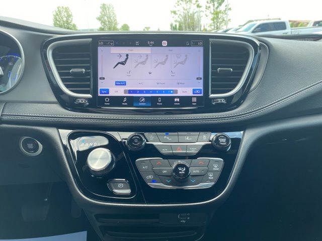 2027 Chrysler Pacifica Select - Diamond Black exterior view 18