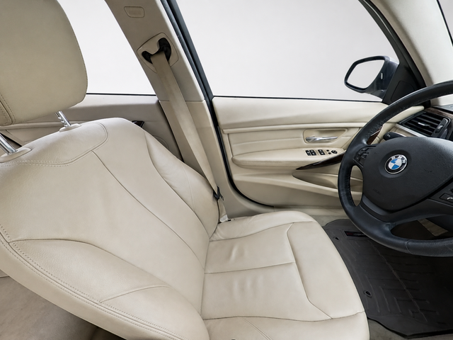 Used 2014 White BMW 320i xDrive image 14