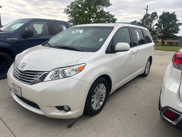 White (Blizzard Pearl) 2016 Toyota Sienna Minivan Front-Wheel Drive 6-Speed Automatic Overdrive