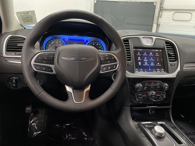 2023 Chrysler 300 Touring photo