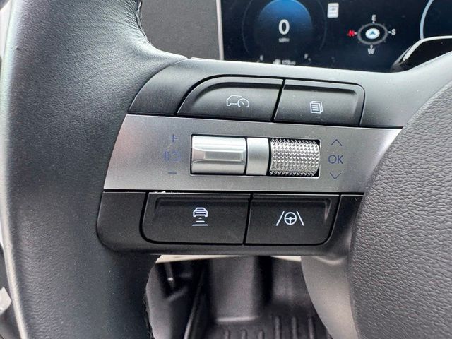 Used 2025 White Hyundai SEL Convenience image 19