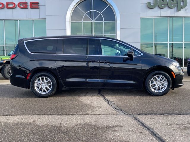 2026 Chrysler Pacifica Select - Diamond Black Crystal Pearlcoat exterior view 4
