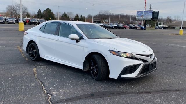 2022 Toyota Camry SE 2