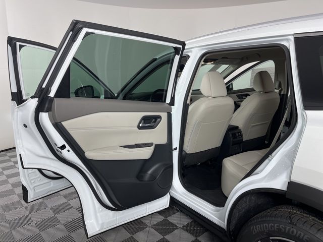2025 Everest White Pearl Nissan Rogue SL FWD SUV