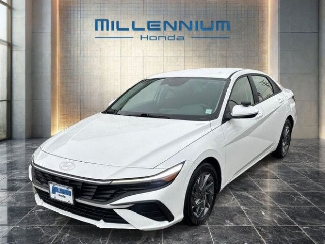 White 2024 Hyundai Elantra SEL FWD Sedan Front-Wheel Drive Continuously Variable Transmission
