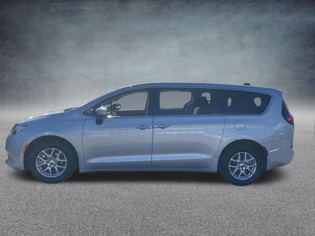 2022 Chrysler Voyager LX 11