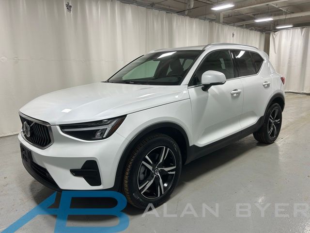 2025 Volvo XC40 B5 Core Bright Theme AWD