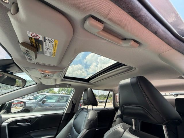Used 2020 Silver Toyota XLE Premium image 21