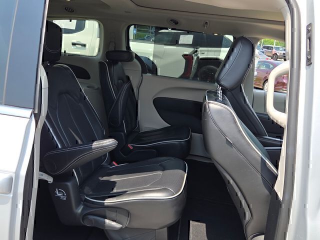 Used 2024 Chrysler Pacifica Van