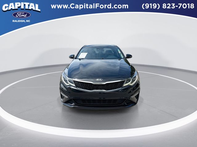 Used 2020 Black Kia SE image 3