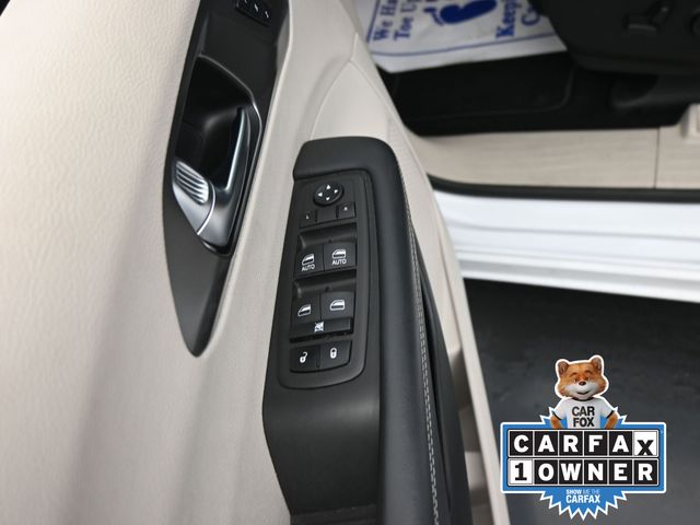 2023 Chrysler Pacifica Touring L photo