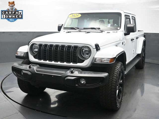 Bright White Clearcoat 2025 Jeep Gladiator Pickup Truck Four-Wheel Drive 8-Speed Automatic