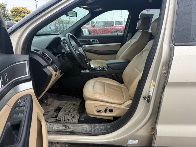 2017 White Gold Metallic Ford Explorer XLT 4X4 SUV