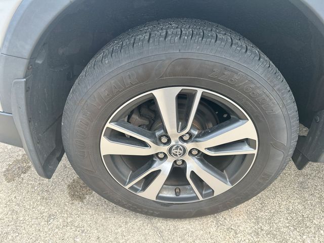 Used 2018 Silver Toyota XLE image 46
