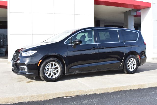 Used 2025 Chrysler Pacifica Van