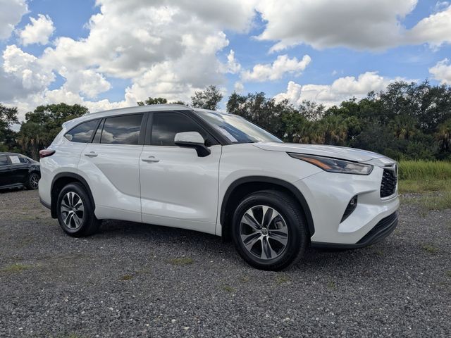White (Wind Chill Pearl) 2024 Toyota Highlander SUV / Crossover Front-Wheel Drive 8-Speed Automatic