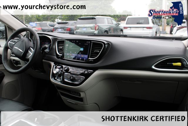 Used 2024 Chrysler Pacifica Van