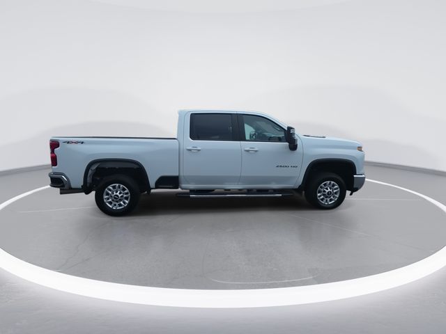 Used 2025 White Chevrolet LT image 9