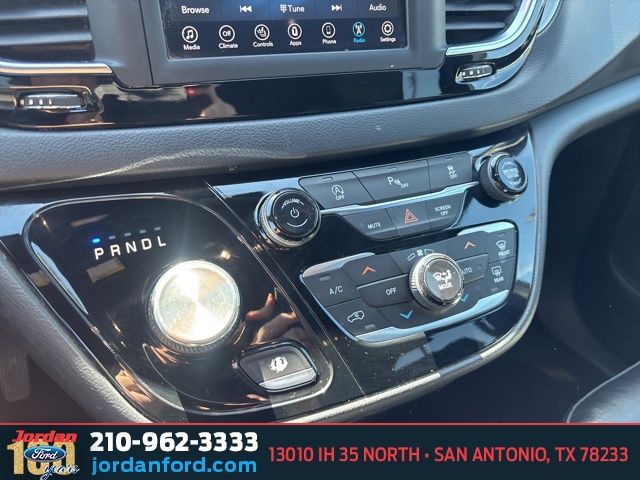 Used Car 2020 Chrysler Pacifica  Touring L For Sale Under $20,000 In San Antonio, Texas