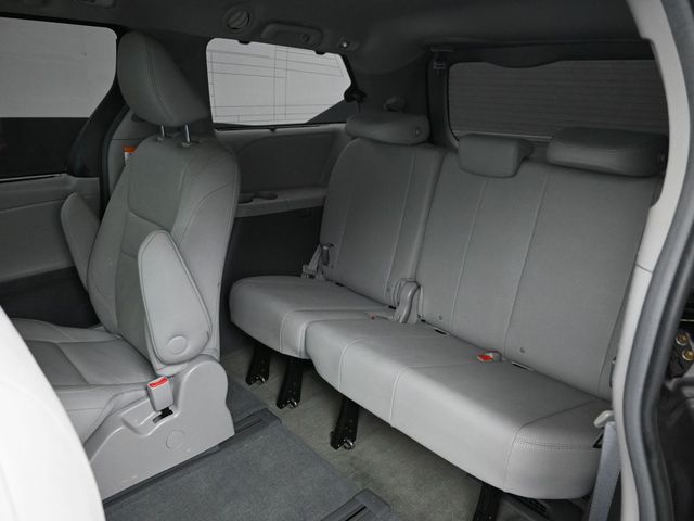 2017 Toyota Sienna XLE 14