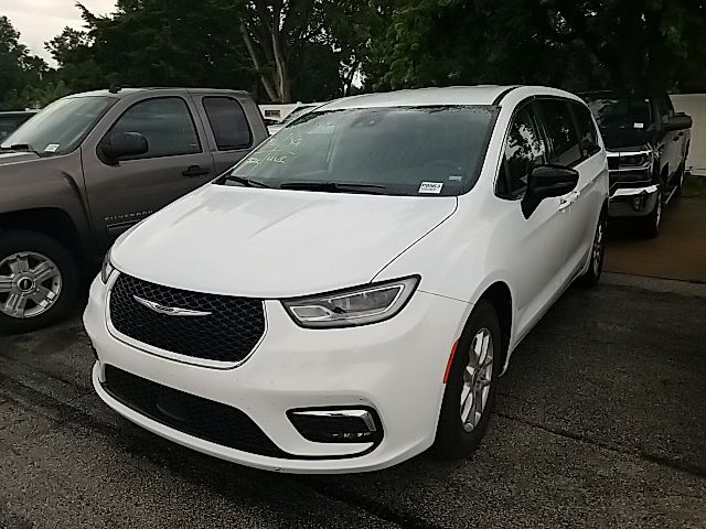 Used 2024 Chrysler Pacifica Van