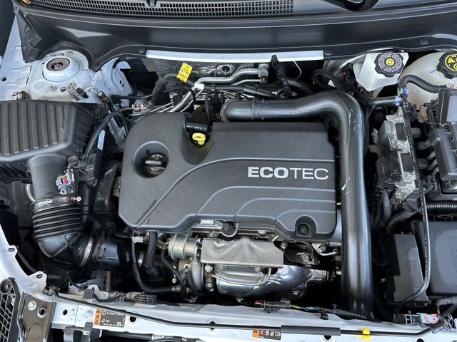 Used 2022 White GMC AT4 image 28