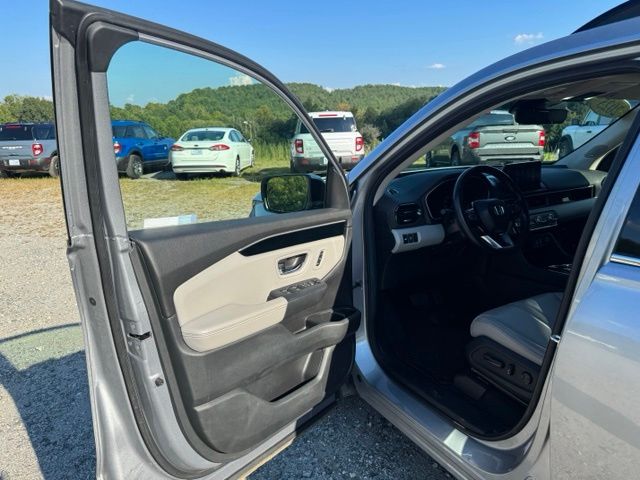 Used 2025 Silver Honda Touring image 12