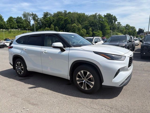 2022 Toyota Highlander XLE Off-white at Carlisle Cadillac Buick GMC