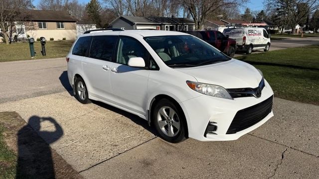 White 2019 Toyota Sienna LE 7-Passenger FWD with Auto-Access Seat Minivan Front-Wheel Drive 8-Speed Automatic