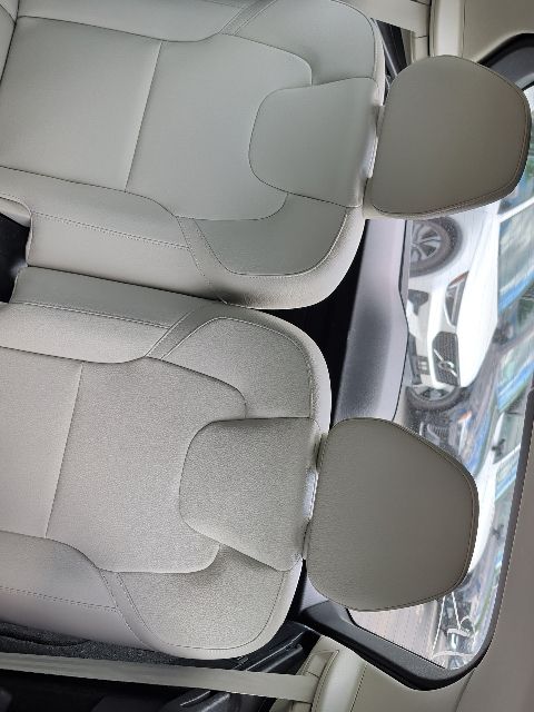 Certified Used 2023 White Volvo B6 Plus 7-Seater image 30