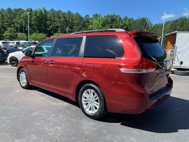 2012 Toyota Sienna XLE 7-Passenger Auto Access Se photo
