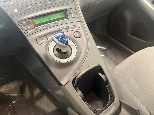 Used 2010  Toyota I image 18