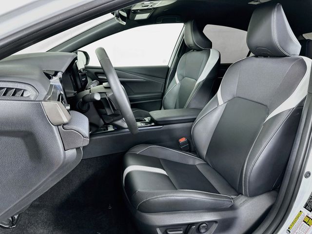 2025 Toyota Camry SE - Photo 8