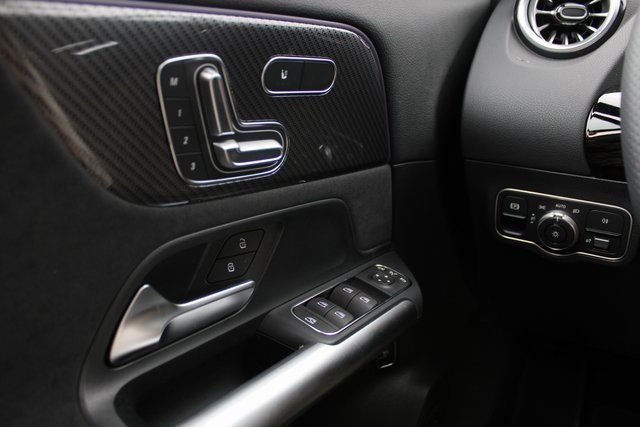 Used 2025  Mercedes-Benz GLA 250 image 25