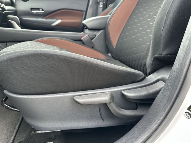 Used 2024 White Nissan SR image 16