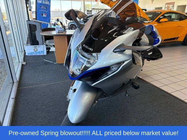 Used 2025 Silver Suzuki R image 3