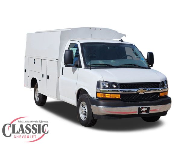 Summit White 2025 Chevrolet Express Chassis 3500 Cutaway 139 Van Rear-Wheel Drive 8-Speed Automatic