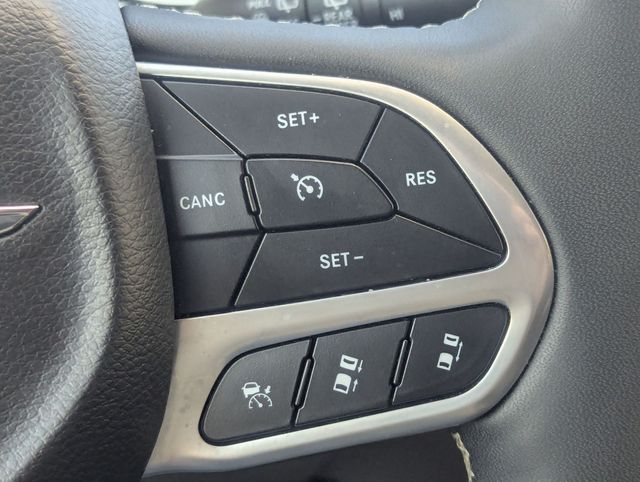 Used 2024 Silver Mist Clearcoat Chrysler Touring L image 16