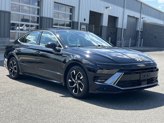 Used 2025 Black Hyundai SEL image 15