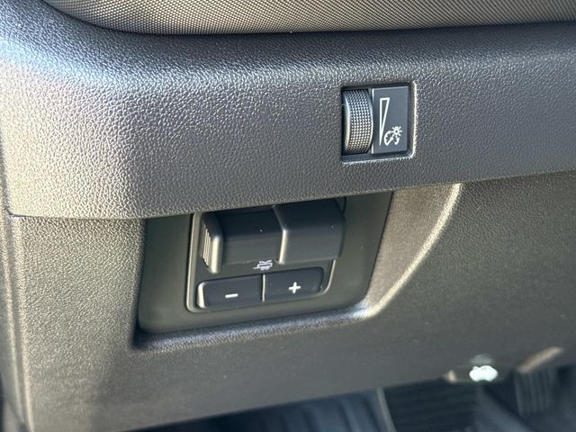 Used 2023 Black Chevrolet Z71 image 27