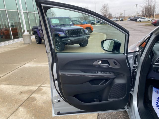 2026 Chrysler Pacifica Select - Silver Mist Clearcoat exterior view 9